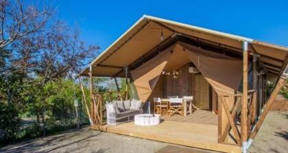 Gemütliches Safarizelt mit Grill und Garten by Interhome