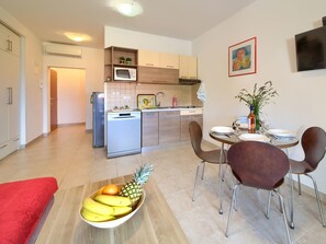 Kühlschrank, Mikrowelle, Geschirrspüler, Kochgeschirr/Geschirr/Besteck