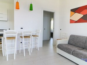 TV - Wohnheim Ancorabianca Salina by Interhome (Malfa)
