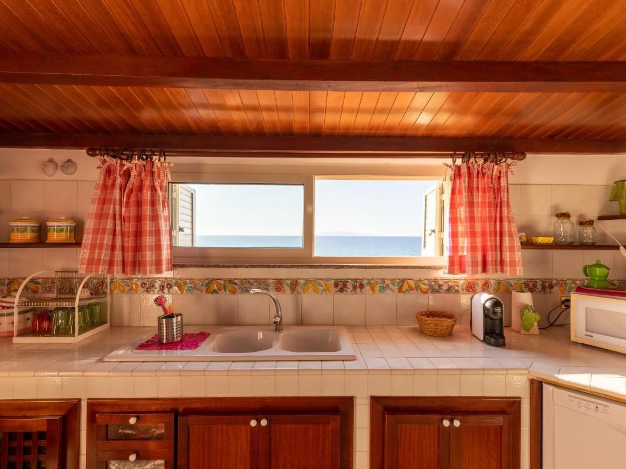 Kjøleskap, mikrobølgeovn, ovn og oppvaskmaskin