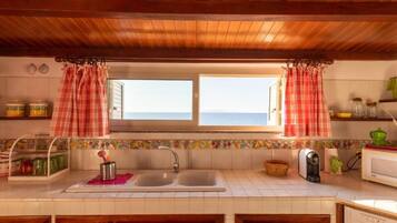 Kjøleskap, mikrobølgeovn, ovn og oppvaskmaskin