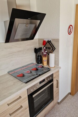 Kühlschrank, Mikrowelle, Ofen, Geschirrspüler