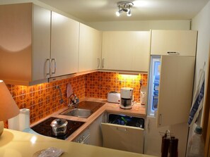 Refrigerador, horno, lavavajillas y utensilios de cocina 