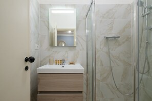 Shower, hair dryer, towels, soap - Casa del Laureato by Studio Vita (Bologna)