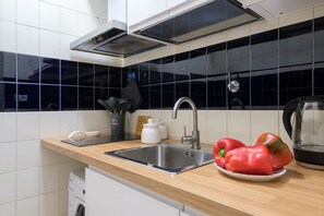 Fridge, stovetop, coffee/tea maker, electric kettle - Casa del Laureato by Studio Vita (Bologna)