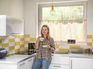 Fridge, cookware/dishes/utensils