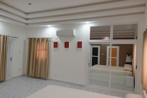 1 habitación, tabla de planchar con plancha, wifi y ropa de cama