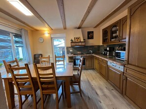 Jääkaappi, mikroaaltouuni, uuni, astianpesukone
