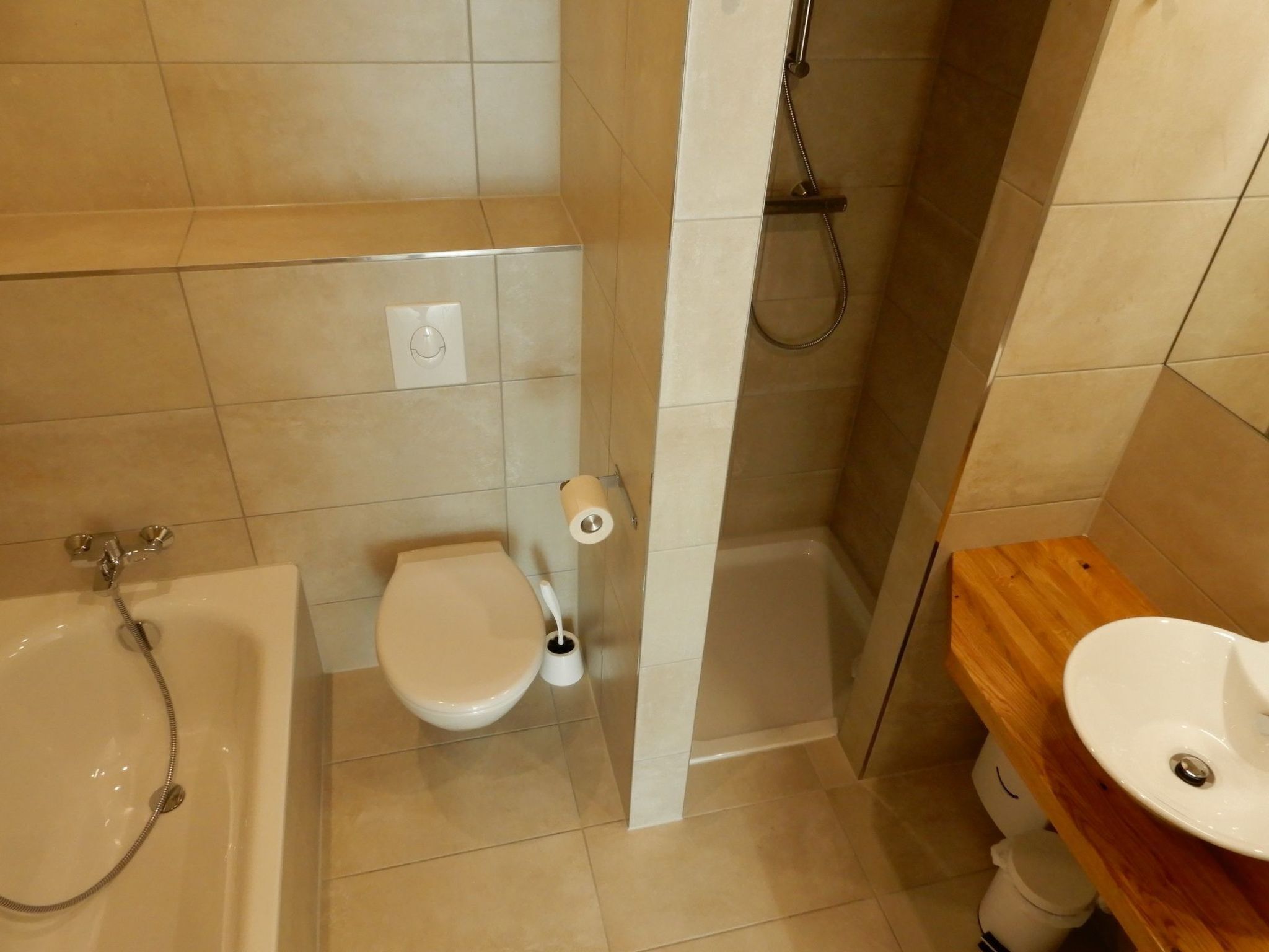 Une salle de bain avec une baignoire, des toilettes et une douche.