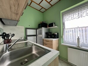 Fridge, microwave, oven, cookware/dishes/utensils - Hans am Klostersee by Interhome (Dargun)