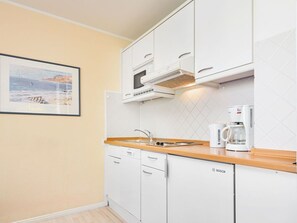 Fridge, dishwasher, cookware/dishes/utensils - Tolles Appartement in Zinnowitz by Interhome (Zinnowitz)