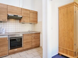 Fridge, oven, dishwasher, cookware/dishes/utensils - Tolles Appartement in Zinnowitz by Interhome (Zinnowitz)