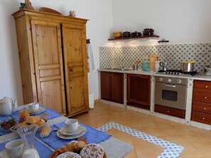 Fridge, oven, dishwasher, cookware/dishes/utensils