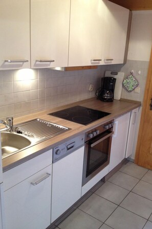 Jääkaappi, uuni, astianpesukone, keittoastiat/astiat/ruokailuvälineet