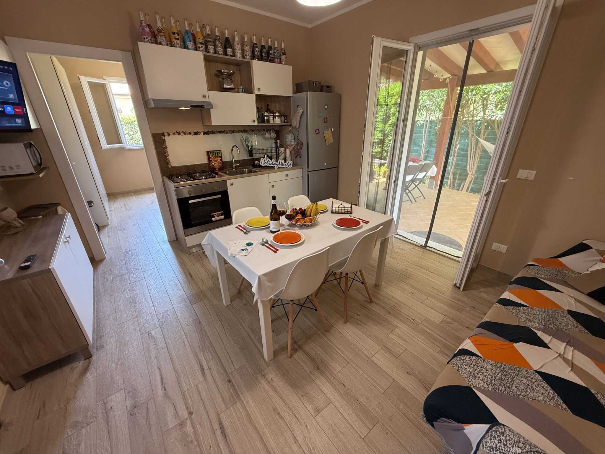 Kühlschrank, Mikrowelle, Ofen, Kochgeschirr/Geschirr/Besteck