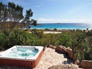 Outdoor spa tub - Villa Isabel, Meer- und Strandblick, Schwimmbad und Jacuzzi by Interhome (San Teodoro)