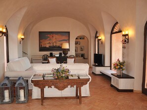 Fireplace - Villa Isabel, Meer- und Strandblick, Schwimmbad und Jacuzzi by Interhome (San Teodoro)