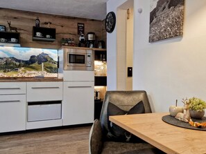 Fridge, microwave, dishwasher, cookware/dishes/utensils - Studio mit Küche, Bad und Süd Balkon und Bergblick by Interhome (Pfronten)