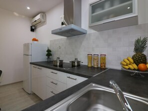 Fridge, microwave, dishwasher, cookware/dishes/utensils