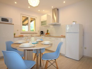 Refrigerador, microondas, lavavajillas y utensilios de cocina 