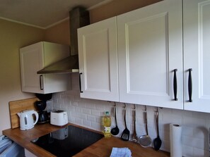 Refrigerador, horno y utensilios de cocina 