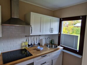 Fridge, oven, cookware/dishes/utensils - Kleiner Eifeltraum by Interhome (Daun)