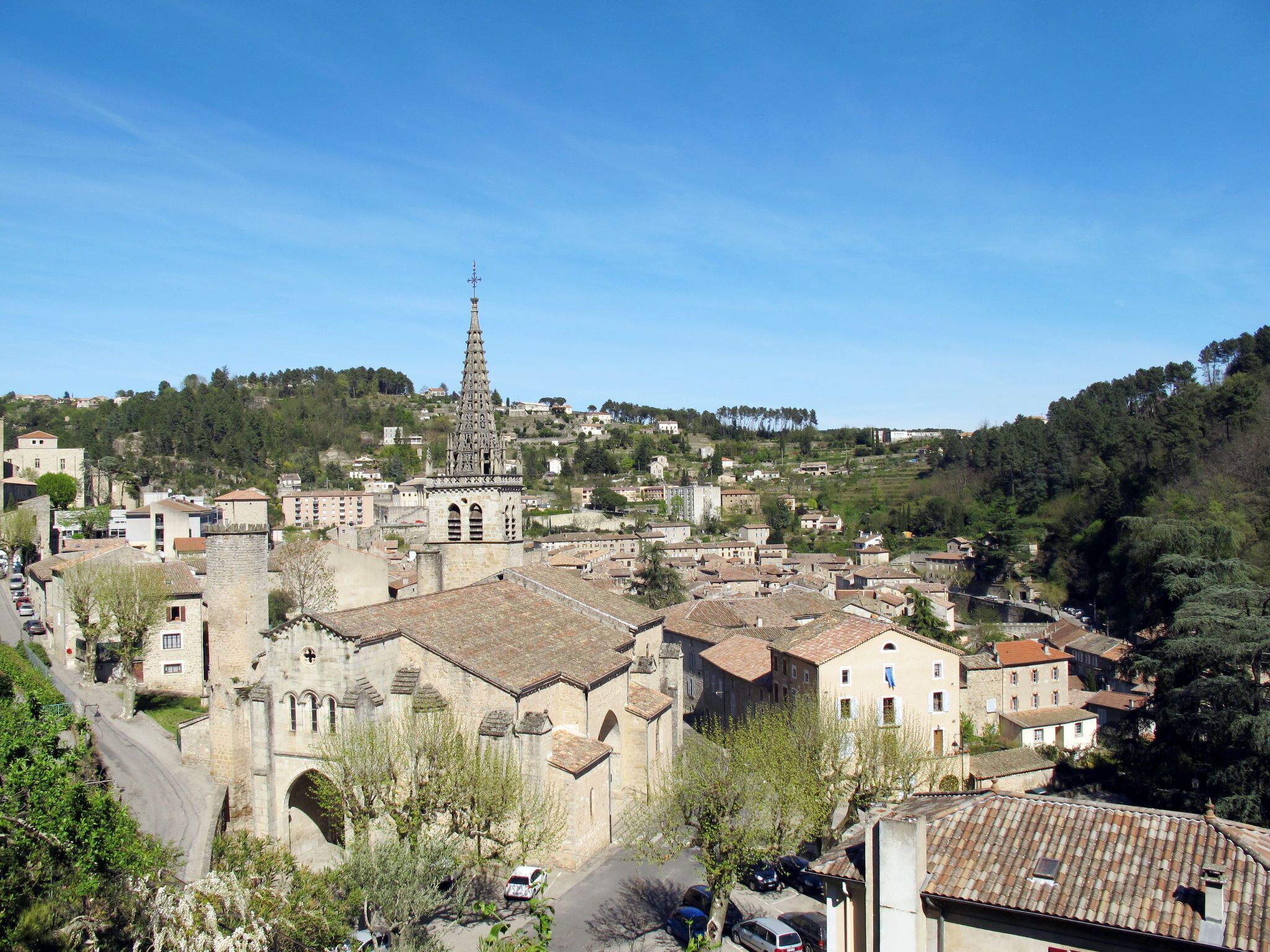 Une ville historique dotée d’une architecture médiévale, avec notamment un clocher d’église imposant et des bâtiments en pierre.