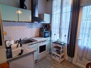 Refrigerador, horno y utensilios de cocina 