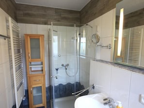 Bathroom - 75 qm Wohnung Ostseebad Koserow mit Terrasse, Grill und Garten by Interhome (Koserow)