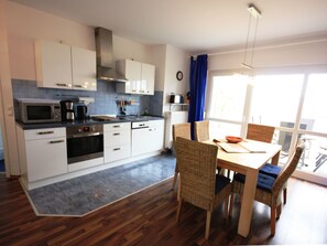 Fridge, microwave, oven, dishwasher - 75 qm Wohnung Ostseebad Koserow mit Terrasse, Grill und Garten by Interhome (Koserow)