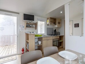Fridge, microwave, oven, cookware/dishes/utensils - Standort mobil home 2 chambres by Interhome (Saint Jean de Monts)