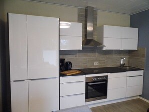 Kühlschrank, Mikrowelle, Ofen, Geschirrspüler