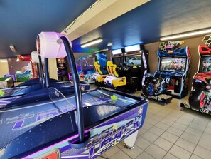 Games room - Mobilheime 3 Zimmer by Interhome (Saint Jean de Monts)