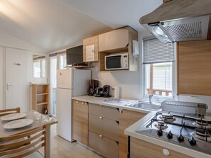 Kylskåp, mikrovågsugn, ugn och grytor/köksredskap