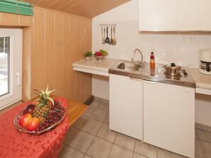Fridge, cookware/dishes/utensils - für bis zu drei Personen by Interhome (Bansin)