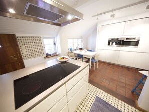 Kühlschrank, Mikrowelle, Ofen, Geschirrspüler