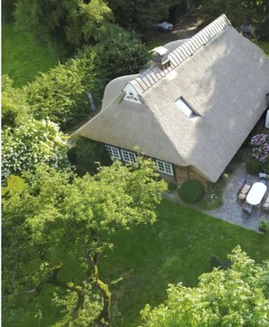 Exterior - Traumhaftes Reetdachhaus an der Nordsee by Interhome (Jade)