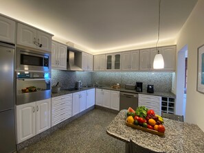 Kühlschrank, Mikrowelle, Ofen, Geschirrspüler