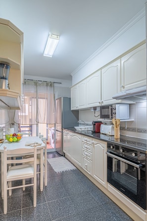 Fridge, microwave, oven, dishwasher - Wohnung "Lido Costa do Sol Prime" by Interhome (Madeira/Funchal)