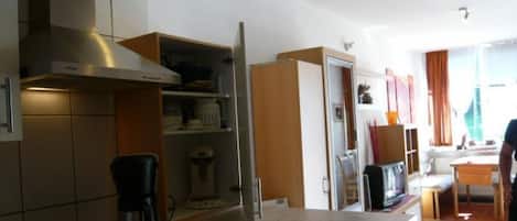 Fridge, oven, dishwasher, cookware/dishes/utensils