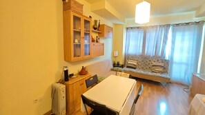Comfort Apartment | Living area | 42-inch flat-screen TV with cable channels - Apartamento en Plaza central Montblanc (Sierra Nevada)