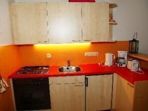 Kühlschrank, Ofen, Kochgeschirr/Geschirr/Besteck