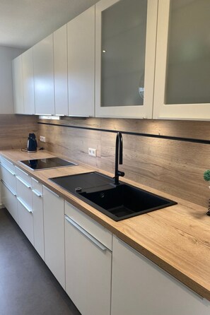 Refrigerador, horno y utensilios de cocina 