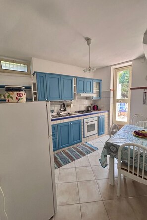 Fridge, oven, cookware/dishes/utensils - 'The Garden by Interhome (Furnari)
