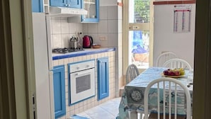 Fridge, oven, cookware/dishes/utensils - 'The Garden by Interhome (Furnari)