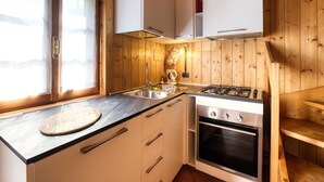 Réfrigérateur, four, batterie de cuisine, vaisselle et ustensiles