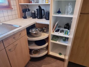 Kjøleskap, ovn og kjøkkenutstyr