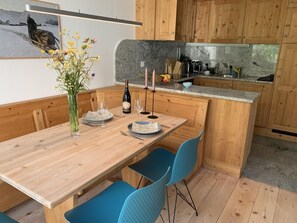 Fridge, oven, dishwasher, cookware/dishes/utensils