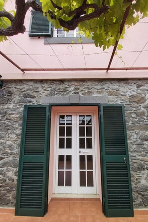 Exterior detail - Cottage aus Stein mit Blick auf das Wasser by Interhome (Arco da Calheta)