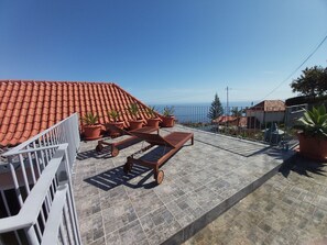 Terrace/patio - Cottage aus Stein mit Blick auf das Wasser by Interhome (Arco da Calheta)